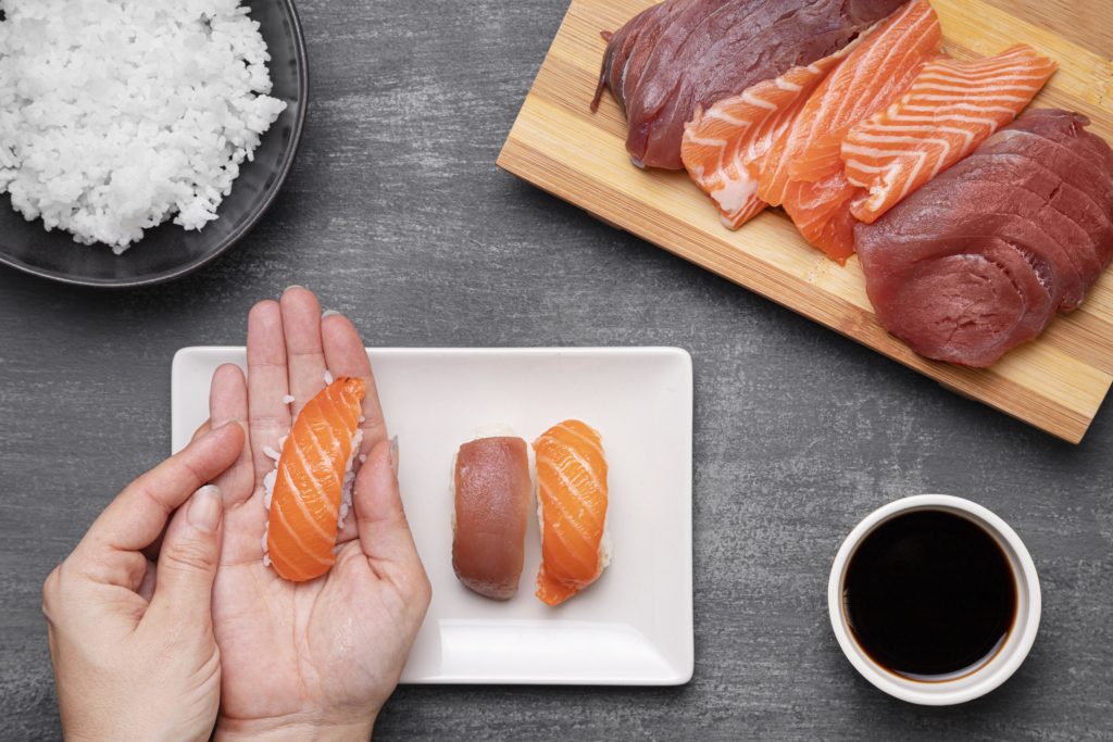 Montage de nos sushis à la main dans nos restaurants traiteurs Veng Hour